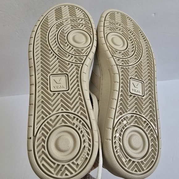 Veja White and Cream Low Top Sneakers Size 40 - Picture 7 of 7